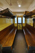 Blick in eines der 3.-Klasse-Abteile des 1920 gebauten preußischen Abteilwagens 4033  Halle . (Eisenbahnmuseum Bochum, April 2025)