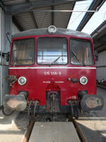 Der Akkutriebwagen 515 556-9 wurde 1960 bei der Waggon- und Maschinenbau GmbH Donauwörth (WMD) gebau und gehört zur Baureihe ETA 150.