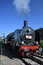 Die Dampflokomotive 38 2267 kommt gerade mit einem Pendelzug im Eisenbahnmuseum Bochum an, so gesehen Ende April 2025.