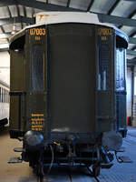 Hier zu sehen die Stirnseite des 1921 gebautn 3.Klasse-Schnellzugwagens 07 003  Altona . (Eisenbahnmuseum Bochum, April 2025)