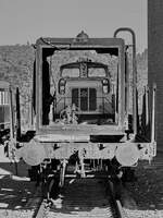 Diese auf einem Flachwagen gestellte Motorhaube stammt vermutlich von der 1939 gebauten Diesellokomotive V36 231. (Eisenbahnmuseum Bochum, April 2025)