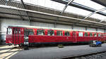 Diese Ende April 2025 im Eisenbahnmuseum Bochum-Dahlhausen ausgestellte Akkutriebwagen 515 556-9 wurde 1960 bei der Waggon- und Maschinenbau GmbH Donauwörth (WMD) gebaut und gehört zur