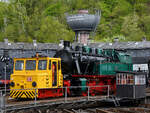 Die Dampflokomotive Hibernia 41-E wurde 1942 als  Typ Bochum  bei Henschel gebaut und wird hier Mitte April 2026 vom Akkuschleppfahrzeug ASF-61 EMMA auf die Drehscheibe des Eisenbahnmuseums in Bochum gezogen.