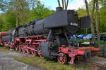 Die 1943 bei der Maschinenbau und Bahnbedarf AG (MBA) in Potsdam-Babelsberg gebaute Dampflokomotive 053 075-8 stand im April 2026 etwas Abseits auf dem Außengelände des Eisenbahnmuseums in Bochum.