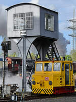 1973 wurde bei der VEB Lokomotivbau Elektrotechnische Werke „Hans Beimler“ Hennigsdorf (LEW) dieses Akkuschleppfahrzeug der Baureihe EL 16 (ASF 61  Emma ) gebaut. (Eisenbahnmuseum Bochum, April 2026)