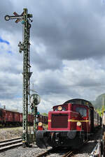 Die 1966 bei Orenstein & Koppel gebaute Diesellokomotive 332 306-0 wurde im Pendelverkehr zwischen dem Eisenbahnmuseum Bochum und der Haltestelle in Dahlhausen eingesetzt. (April 2026)
