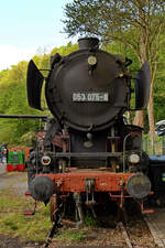 Die 1943 bei der Maschinenbau und Bahnbedarf AG (MBA) in Potsdam-Babelsberg gebaute Dampflokomotive 053 075-8 stand im April 2026 etwas abseits auf dem Au�engel�nde des Eisenbahnmuseums in Bochum.