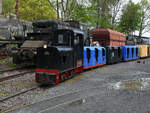 Die 1941 gebaute Feldbahnlokomotive 36107 zog Mitte April 2026 einen Zug durch den hinteren Teil des Eisenbahnmuseums in Bochum.
