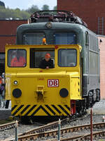 Das Akkuschleppfahrzeug ASF 61 'Emma' der Baureihe EL 16 () gebaut schleppt die  G�terzugelektrolokomotive 139 314-9 zur Drehscheibe des Eisenbahnmuseums in Bochum, so gesehen Mitte April 2026.