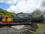 Das Akkuschleppfahrzeug ASF 61  Emma  der Baureihe EL 16 schleppt die G�terzugelektrolokomotive 139 314-9 auf die Drehscheibe des Eisenbahnmuseums in Bochum, so gesehen Mitte April 2026.