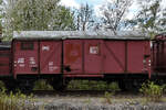 Der gedeckte Wagen vom Typ Glms 207 (21 80 143 2 493-1) wurde im Jahr 1967 Ausbesserungswerk Weiden gebaut und ist hier Mitte April 2026 im Bochumer Eisenbahnmuseum zu sehen. 