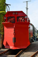 Der Schneepflug Meiningen SPM 412 (80-80-970 5 003-9) steht auf dem Gelände des Lokschuppens Pomerania.