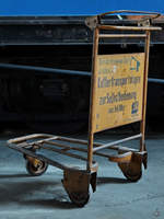 Ein alter Gepäckhandwagen Mitte Juni 2020 im Lokschuppen Pomerania Pasewalk.