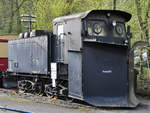 Der Klima-Schneepflug 80 80 973 5 030-7, ein umgebauter Tender 2 2 T21,5 im Eisenbahnmuseum Bochum-Dahlhausen. (April 2018)