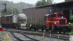 Die Köf 332 306-0 zieht zum  Feierabend  einige Güterwagen wieder auf das Gelände des Eisenbahnmuseums in Bochum-Dahlhausen.