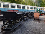 Ein paar Loren wurden an die Feldbahndiesellokomotive V4 gehängt. (Eisenbahnmuseum Bochum-Dahlhausen, September 2018)