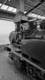 Dampflokomotive 74 1192 unter dem Rauchabzug im Ringlokschuppen des Bochumer Eisenbahnmuseums.