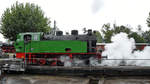 Die Dampflokomotive Anna N.6 verlässt die Drehscheibe mit reichlich Dampf.