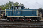 Die Diesellokomotive 261 671-2 während einer Parallelfahrt Anfang Mai 2017 im Eisenbahnmuseum Bochum.