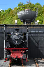 Die 1955 in Kassel bei der Lokomotivfabrik Henschel gebaute Nachkriegsdampflokomotive 66 002 ist Teil der Ausstellung im Eisenbahnmuseum Bochum. (April 2024)