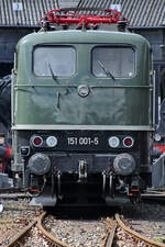 Die Elektrolokomotive 151 001-5 wurde 1972 bei Krupp gebaut und war Mitte April 2024 im Eisenbahnmuseum Bochum zu Gast.