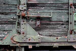 Der Schließmechanismus der Schiebetür eines alten Güterwagens, so gesehen im April 2024 im Eisenbahnmuseum Bochum.