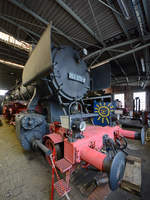 Dampflokomotive 053 075-8, abgestellt im Ringlokschuppen des Bochumer Eisenbahnmuseums.