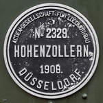 Typenschild der 1908 gebauten Dampflokomotive Hohenzollern 2329  Victor . (Eisenbahnmuseum Bochum, September 2018)