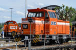 MaK DE 502  561  wird auf der Drehscheibe präsentiert, im Hintergrund wartet eine Alstom H3-Hybridlokomotive.