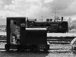 Wettrennen im Rückwärtsfahren - nicht wirklich - Die Feldbahnlokomotive 36107 vom Typ OMZ 117 F aus dem Jahr 1941 tritt gegen die 1918 gebaute Dampflokomotive 38 2267 an, so gesehen Mitte April 2024 im Eisenbahnmuseum Bochum.