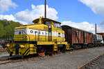 Die 1962 bei Henschel gebaute Lokomotive DH500Ca (V28-105) des ehemaligen Bochumer Opelwerkes ist hier vor einem fiktiven Güterzug zu sehen. (Eisenbahnmuseum Bochum, April 2024)