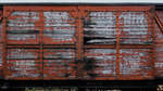 Im Bild die teilweise in englischer Sprache beschrifteten Schiebetüren eines ausgedienten Güterwagens (Gfh, 180 038), so gesehen im April 2024 auf dem Freigelände des Eisenbahnmuseums