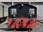 Die Kleindiesellokomotive 322 025-8 wurde 1937 bei der Berliner Maschinenbau-Actien-Gesellschaft gebaut und an die Beschaffungsstelle für Flughafenbau in Berlin übergeben. (Eisenbahnmuseum Bochum, April 2024)