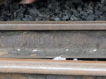 Stolze 103 Jahre ist ein Gleis in Bochum Dahlhausen an der Drehscheibe alt. Da es ja nicht wirklich befahren wird kann es noch viele Jahre dort liegen.

Bochum Dahlhausen 16.04.2016