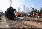 52 8154-8 des Verein Eisenbahnmuseum Bayerischer Bahnhof zu Leipzig e.V. beginnt zu den 21. Leipziger Eisenbahntagen im Eisenbahnmuseum Leipzig-Plagwitz eine neue Führerstandsmitfahrt neben 106 145-6  Ruth 15  (BR 346) und einem Kohlekran. [24.3.2018 | 10:35 Uhr]