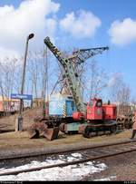Blick auf zwei Kohlekräne neben einer historischen Laterne des Bahnhofs Leipzig-Plagwitz, die im Eisenbahnmuseum Leipzig-Plagwitz während der 21.