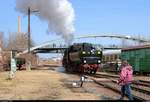 Nachschuss auf 52 8154-8 des Verein Eisenbahnmuseum Bayerischer Bahnhof zu Leipzig e.V., die zu den 21. Leipziger Eisenbahntagen im Eisenbahnmuseum Leipzig-Plagwitz Führerstandsmitfahrten durchführt. Leider mit Videograf im Bild, der nach Beendigung seiner Aufnahme die Gleise querte. [24.3.2018 | 11:43 Uhr]