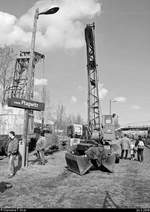 Blick in SW auf den kleineren Kohlekran neben einer historischen Laterne des Bahnhofs Leipzig-Plagwitz, der im Eisenbahnmuseum Leipzig-Plagwitz während der 21.