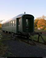 10. Museumsnacht Halle (Saale) und Leipzig: Besuch von 4 Eisenbahnmuseen am 5. Mai 2018 von 18:00 bis 0:00 Uhr.
Blick auf einen historischen Personenwagen, womöglich des Verein Eisenbahnmuseum Bayerischer Bahnhof zu Leipzig e.V., der im Eisenbahnmuseum Leipzig-Plagwitz steht. Da das Gebiet links und rechts des Objektivs etwas eingezäunt war (ohne den Bereich zu überschreiten), sind mir weitere Details nicht bekannt. [5.5.2018 | 20:07 Uhr]