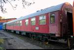 10. Museumsnacht Halle (Saale) und Leipzig: Besuch von 4 Eisenbahnmuseen am 5. Mai 2018 von 18:00 bis 0:00 Uhr.
Blick auf einen nicht betriebsfähigen Personenwagen (leider ohne ersichtliche Daten) des Verein Eisenbahnmuseum Bayerischer Bahnhof zu Leipzig e.V., der im Eisenbahnmuseum Leipzig-Plagwitz steht. [5.5.2018 | 20:08 Uhr]