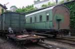 Ein Personenwagen 4. Klasse: Lnderbahnwagen der dritten Klasse bei der DRG sind eigentlich Wagen der vierten Klasse. Dieser Wagen mu auf jeden Fall schon vor 1928 so im Einsatz gewesen sein, da zum besagten Datum die Holzklasse, fahrplanwechselbedingt, wegfiel. Kennzeichen der vierten Klasse sind die Holzbnke. Daneben ein Lnderbahnviehwagen. (Mai 2009).
