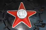 Der mit Stalin und Lenin  geschmückte  rote Stern auf der sowjetischen Breitspur-Dampflokomotiven des Typs P36.