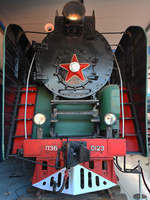 Die massive Front der Breitspur-Dampflokomotive P36-0123 im Oldtimermuseum Prora.