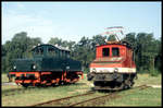 Neben einer kleine E-Lok ist links die Akku Lok L 12 am 10.9.1995 im Freigelände in Prora aufgestellt.
