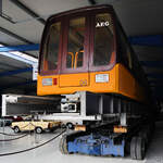 Der Magnetbahnwagen Nr. 6 vom Typ M80/2 wurde Ende der 80er Jahre bei der Waggon Union gebaut und befuhr ab Mai 1991 die Referenzstrecke Berlin. (Oldtimermuseum Prora, November 2022)