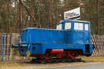 Die ehemalige Lok 1 des VEB Dübel- und Holzwerk Loitz (LKM 252085/1959) am 15.04.2026 vor dem Oldtimer Museum Rügen in Binz-Prora.