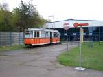 Diese ehmalige Berliner Straenbahn 218 036 dient als Eingang fr das Eisenbahn-und Technikmuseum in Prora.