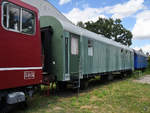 Ein Zugbegleitwagen Mitte August 2018 im Eisenbahnmuseum Weimar.