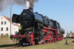 11. Oktober 2015, Bw Weimar. Lok 52 8154 des Eisenbahnmuseums EMBB Leipzig e.V., Leipzig-Plagwitz (Henschel & Sohn Kassel 1944) steht unter Dampf.	