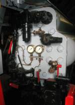 Fhrerstand von Lok 4, des Baufeldes Pluto(Wanne-Eickel) des Bergwerks Consolidation(Gelsenkirchen), erinnert stark an die Armaturen einer Dampflok.
